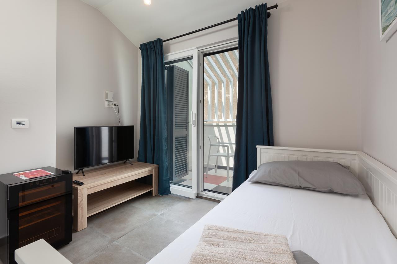 SUBTUB Hostel Makarska Exteriör bild