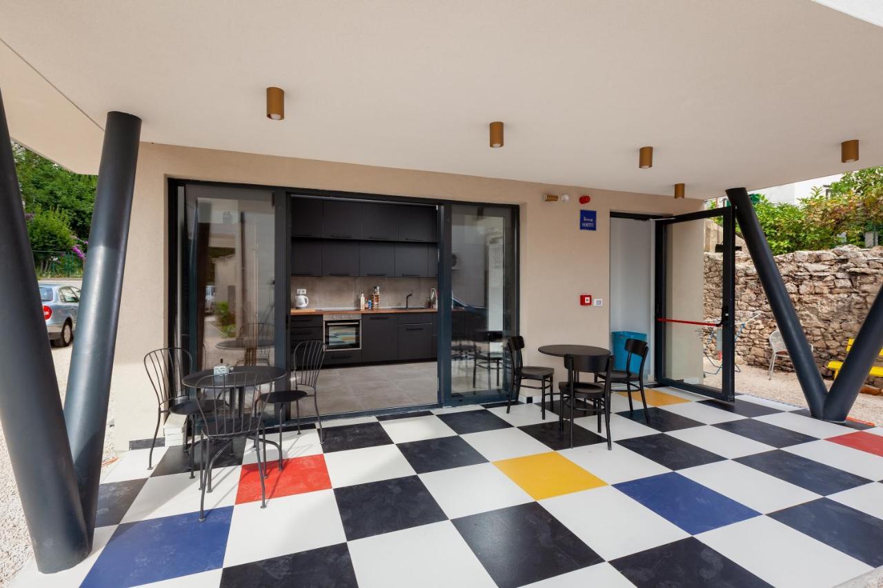 SUBTUB Hostel Makarska Exteriör bild